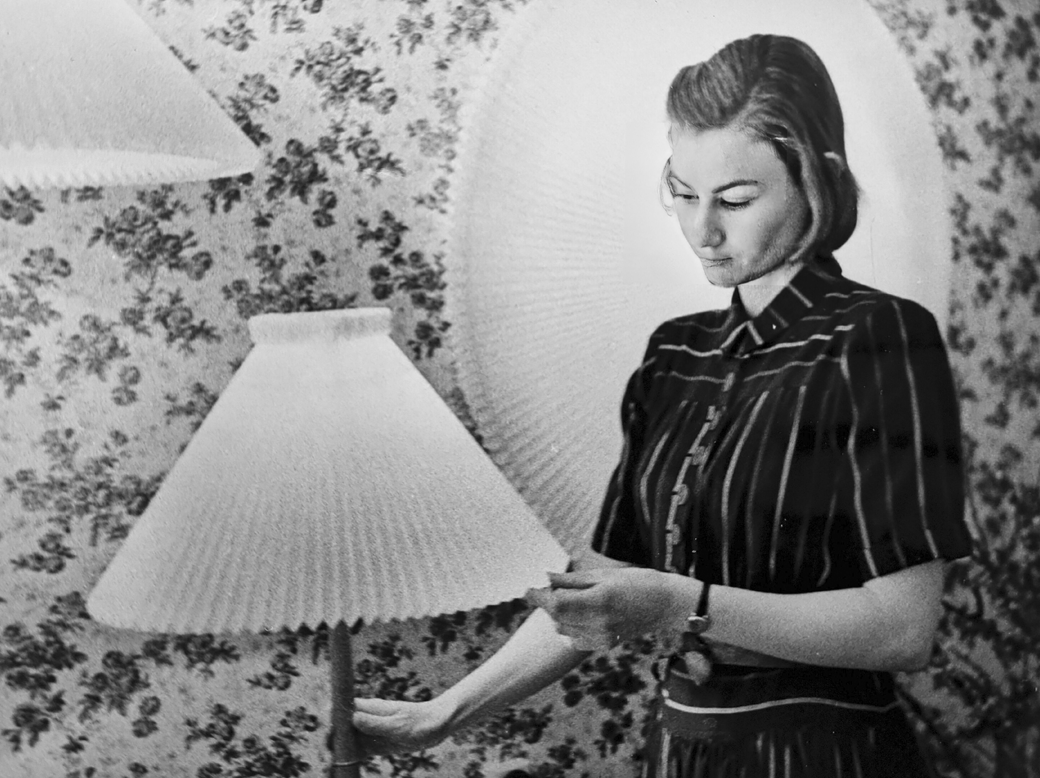 Lise Le stående med en plisseret lampe i butikken i København i 1945
